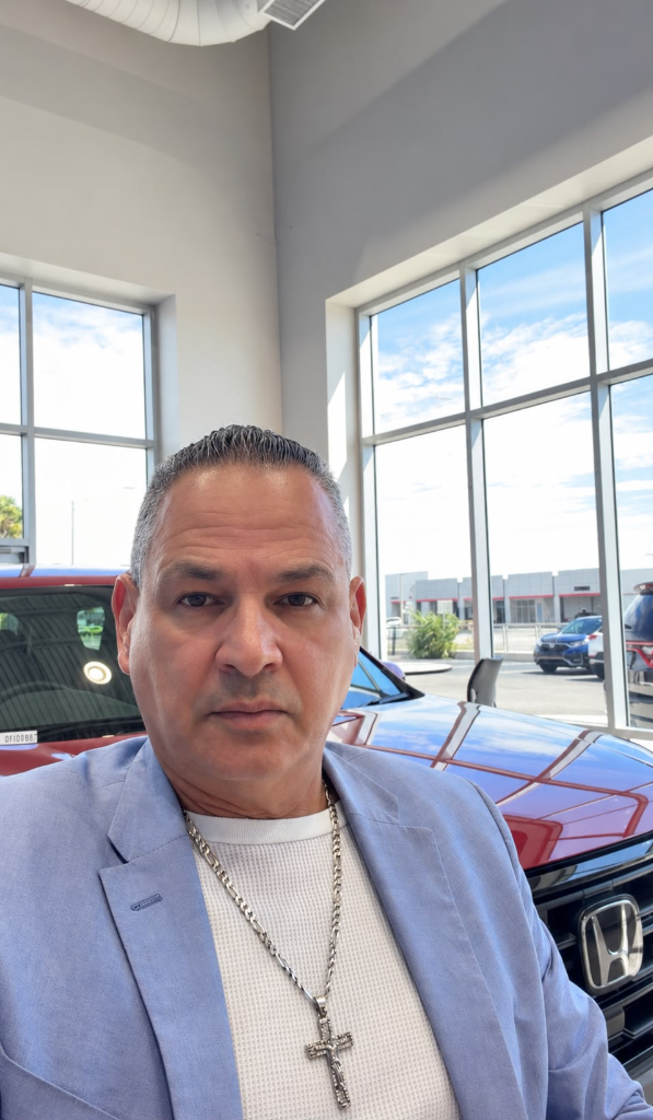 Edgardo Rivas en el Showroom de Venice Honda